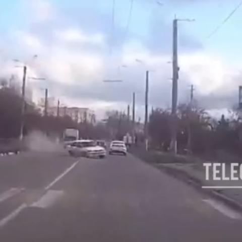 В Севастополе автомобиль вылетел на встречку и врезался в дерево